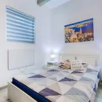 5 Minutes Walk To The Capital Apartamento
