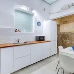 Apartamento 5 Minutes Walk To The Capital *