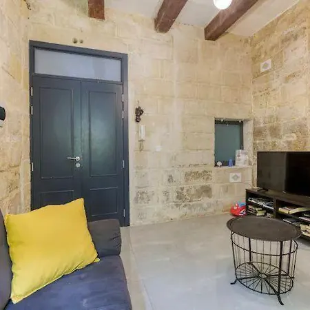 5 Minutes Walk To The Capital