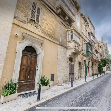 Apartment 5 Minutes Walk To The Capital *