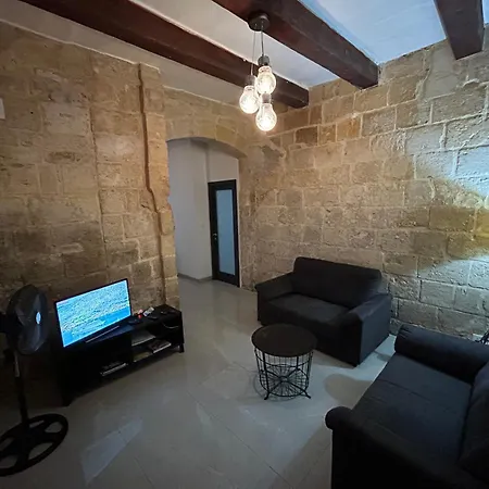 5 Minutes Walk To The Capital איל-פוריאנה