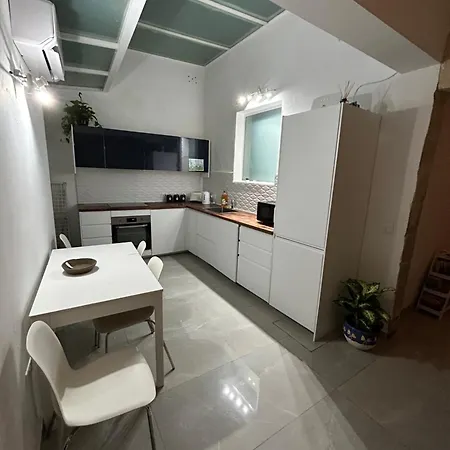 Apartment 5 Minutes Walk To The Capital